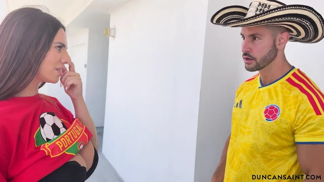 Büyük memeli orta yaşlı seksi kadın beni futbol maçına davet etti