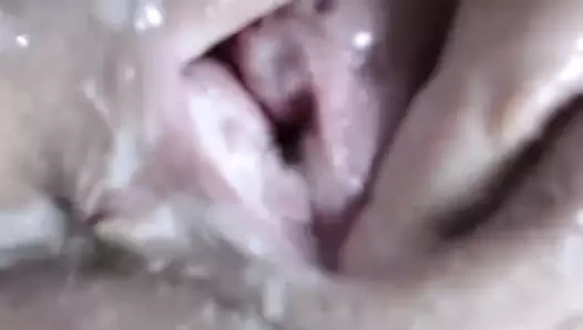 Şişman sürtük itiyor bir yumruk içinde ona kedi