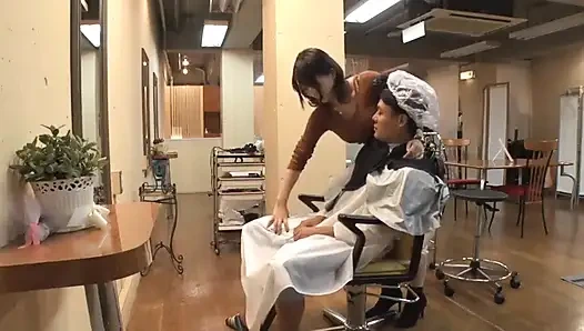 Gözlerimizin sessiz bir heyecanla tekrar tekrar buluştuğu o salon