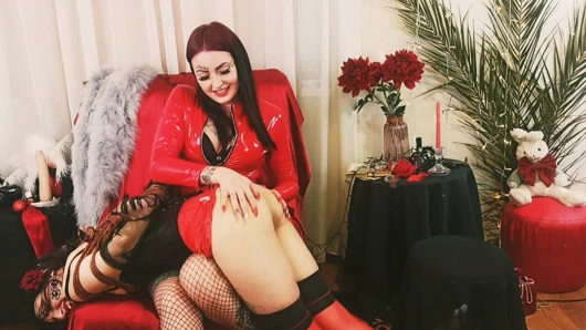 Dominatrix Nika ve DarkspaseSolar. İplerle bağlama, çıplak göte bir el tokatlama. Lezbiyen bdsm