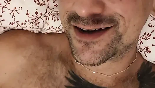 Dövmeli sikildikten sonra İspanya'da mastürbasyon yapıyor