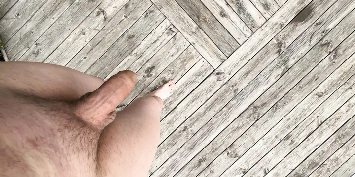 Teen çıplak bir gölde mastürbasyon yapıyor