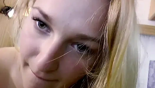 Büyük götlü sarışın için arabada seks ve ağzına boşalma