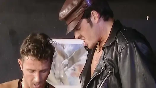 Вечеринка превращается в горячий анальный праздник траха с сногсшибательными немецкими шлюшками