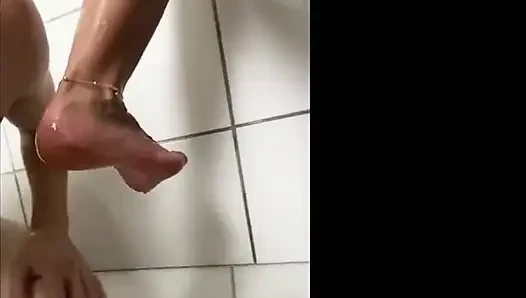 İşe yaramaz köle sahibe Kiffa'nın ayaklarını yıkıyor - edepsiz ayaklara tapıyor