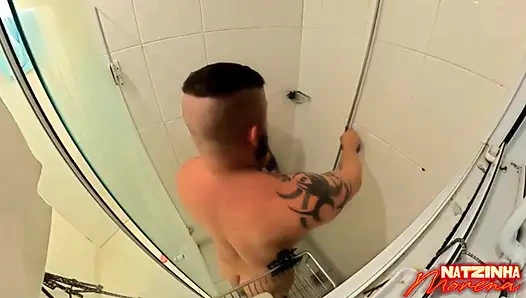 Caio internette banyo yapıyor! Büyük memeli esmer kalın bir yarağa sert biniyor