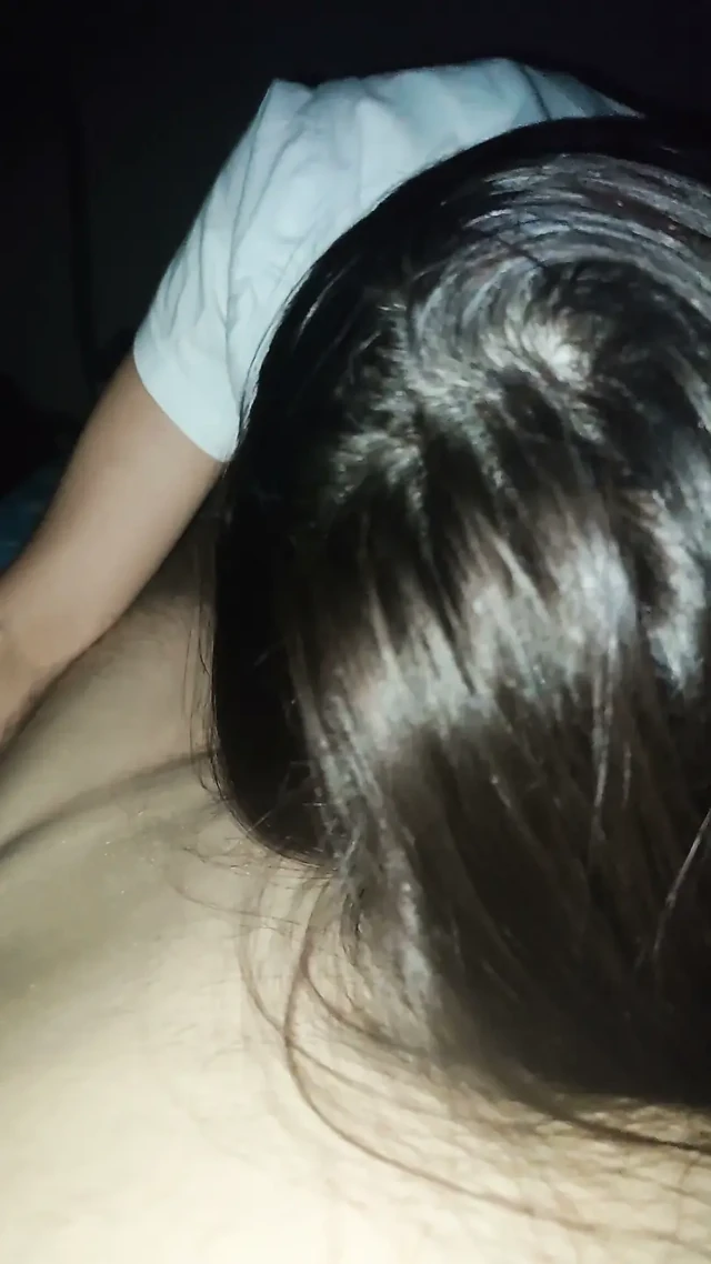 Üvey kız kardeşim beni uyandırdı ve küçük yarağımı emmeye başladı. Emme ve inleme
