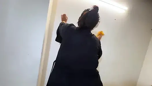 Lübnanlı ateşli hizmetçi odamı temizliyor ve şişmiş meme ucuyla sarkan göğüslerini görüyorum ve mastürbasyona başlıyorum