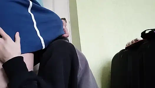 İki komşu lezbiyen oldukları gerçeğini saklıyor