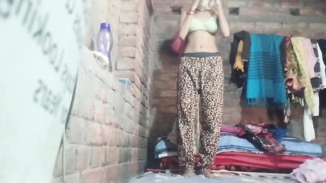 Ayakta çıplak dans ediyor, göğüsleri ve kıllı amcığı sallıyor, mükemmel memeler ve amcık yakın çekim.