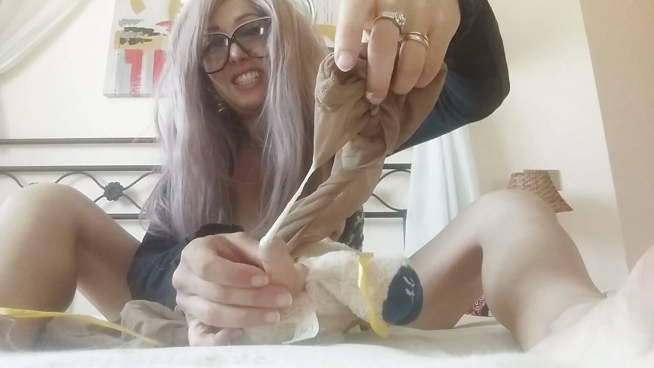 Tatlı peluşum ayaklarımı tapınıyor