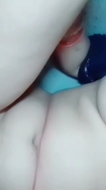 İçeride yalnız, battaniyeyle kaplı, tüm kıyafetlerimi çıkarıyor, seksi videolar izlerken rahatlıyor, yavaşça | Klip 1