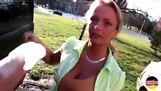 Arka koltukta orta yaşlı seksi kadın tutkusu