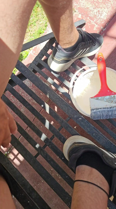 Çiti boyadım ve penisim şortumdan dışarı fırladı