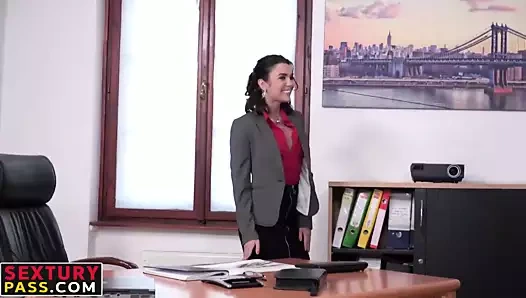 Bir horoz onu tatmin etmek için yeterli değil, iki şişman olana ihtiyacı var