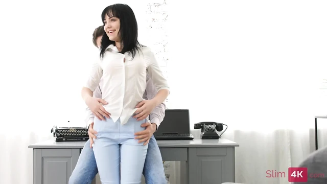 Küçük memeli soluk tenli genç kız götten sert sikiliyor