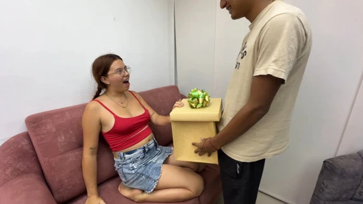 Seksi kızıl saçlı üvey kız kardeşime güzel bir doğum günü sürprizi yapıyorum, hepsini yiyor ve hepsini daracık götüne sokmamı istiyor.