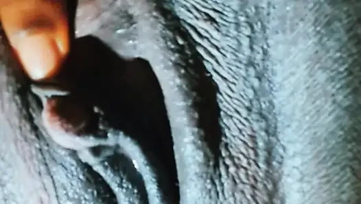 SweetAngles. Orta yaşlı seksi kadın ıslak amını parmaklıyor