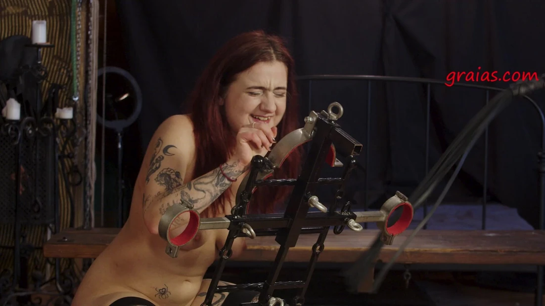 Симпатичная рыжая Suzy не может принять больше ударов, как д-р Ломп порет ее спину в любительском видео.