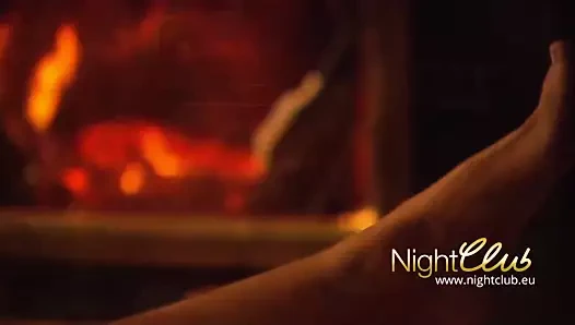 Mega blondes Babe vor dem Kamin im Skiurlaub gefickt