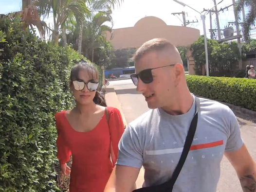 Büyük göğüsler Tayland amatör kız arkadaş verir sıcak oral seks ve var vahşi seks üzerinde üst