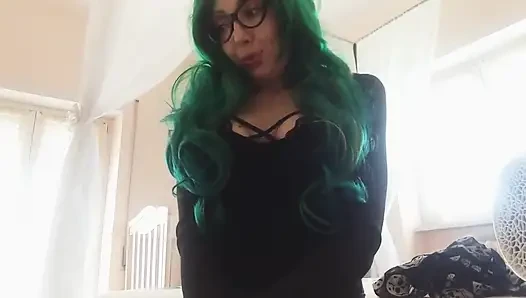 Üvey kız kardeşim sana güzel ama edepsiz ayaklarını gösteriyor