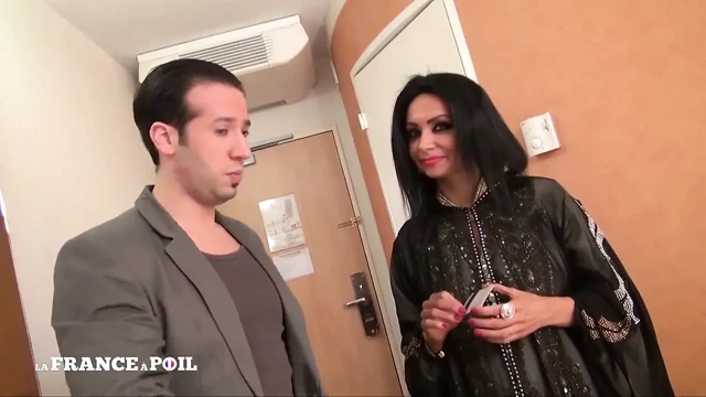 Kıllı amcıklı ateşli esmer üstüne işiyor