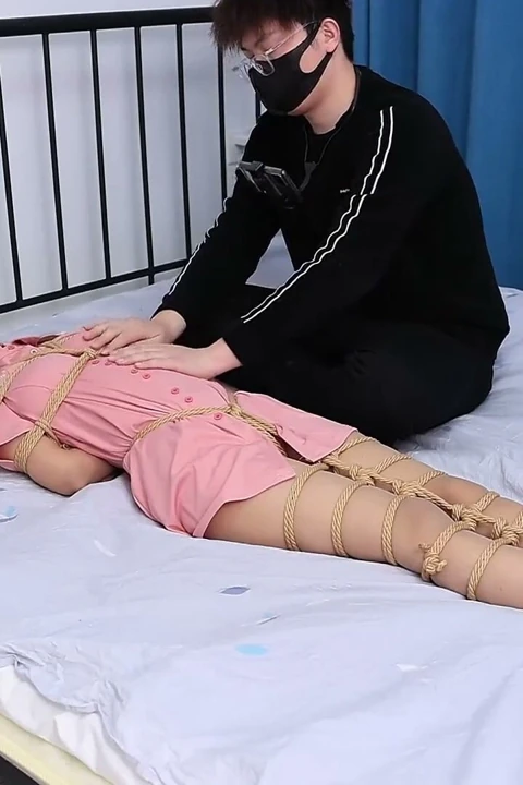Kız arkadaşım hizmetçi gibi giyinmiş, yatağa bağlanmış ve insafıma bırakılmıştır
