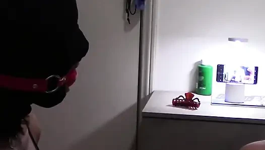 MILF ağız, halka gag ve devasa bir boğaz boşaltısıyla sikişme