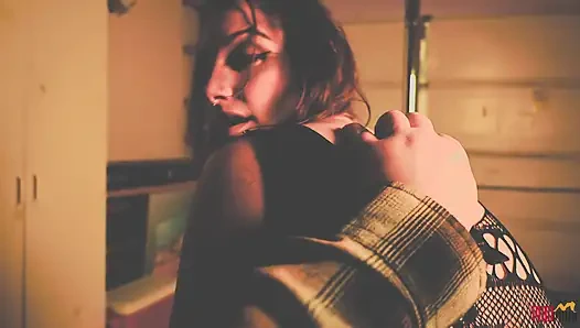 Kapana kısılmış sürtük soyunuyor ve tutsakları emiyor