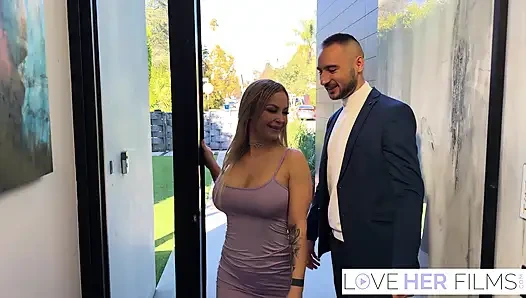 İri göğüslü ayak tanrıçası Katalina Kyle tapıldıktan sonra sikiliyor