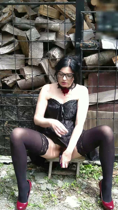 Üvey anne açık havada seksi iç çamaşırlı sıkı küçük amını esnetiyor | Klip 1