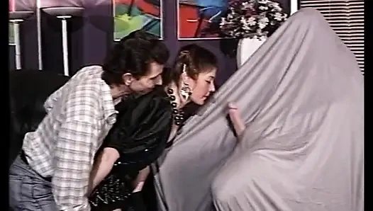 Kısa saçlı esmerin yüzüne boşalıyor