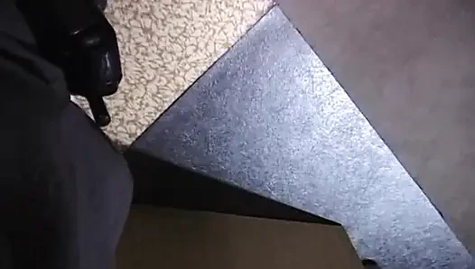 Azgın orta yaşlı seksi kadın amını parmaklıyor ve parmaklarını yalıyor