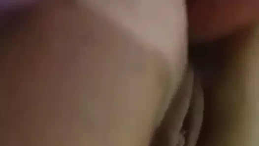 Elle se gode le cul et elle aime sa