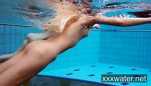 Milana ve katrin su altında birbirlerini soyunuyor