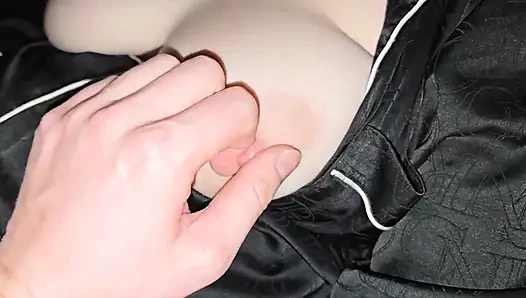 Azgın çiftin karşılıklı mastürbasyonu karısının vücuduna büyük boşalmayla bitiyor