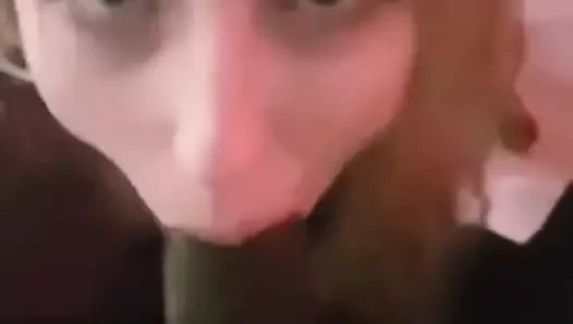 Sevimli sarışın kız ilk siyahının tadını çıkarıyor