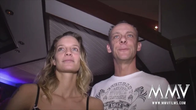 Seks partisinde swingers eğleniyor