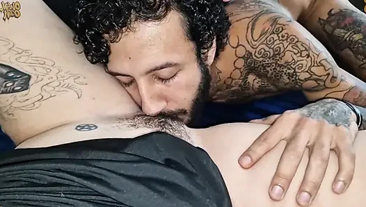 Küçük memeli kedi kız götten sert sikiliyor ve büyük zenci yarağı tarafından dölleniyor