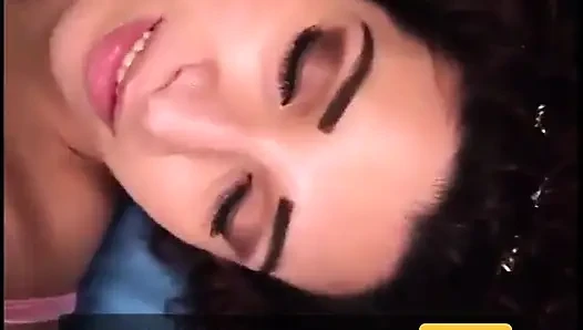 Küçük memeli esmer evde sert bir yarak emiyor