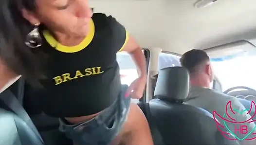 Evli kadın direksiyonda kocasıyla beni emiyor