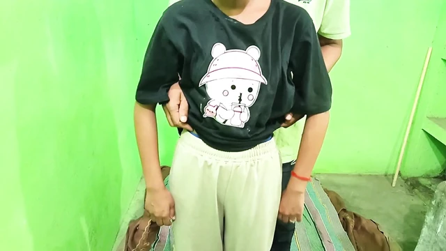 18-летняя студентка дези девственница, юная индийская девушка в первый раз, сиськи и киска обожает хардкорный анальный трах пальцами подруги в школе