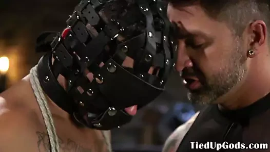 Bdsm dom masks onun seks köle için saksocu