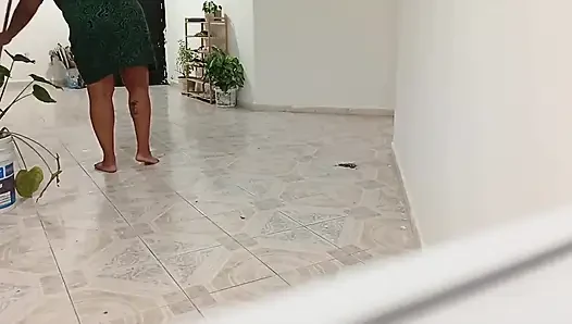 Tombul komşu yeni dairesini temizliyor