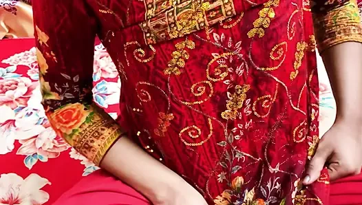 Karısı evde yokken çalışan kız amcığını sikiyor