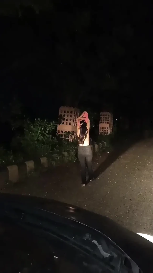 Bayan Mahi'yi gece asansöre bindirdi ve onu arabada sikti.