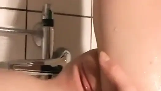 Esmer kadın erkek arkadaşının götünü sikmesine izin veriyor