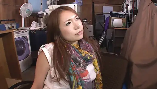 Asyalı kadın para için patronuyla sikişiyor