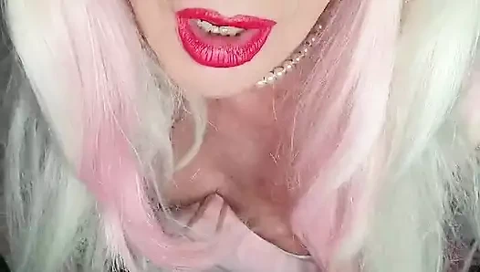 Pembe trans kabarık meme uçları boşalıyor